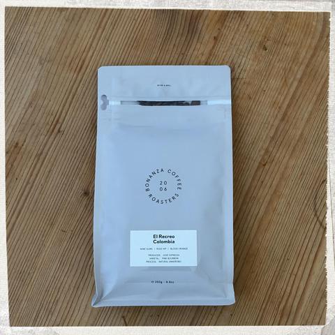 Eine hellgraue Tüte Kaffeebohnen von Bonanza Coffee Roasters. Die Sorte ist El Recreo Colombia
WINE GUMS | ROSE HIP | BLOOD ORANGE